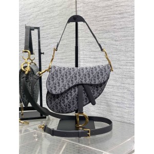 dior欧洲官网迪奥 M0455 深灰色牛仔布马鞍包（附肩带）