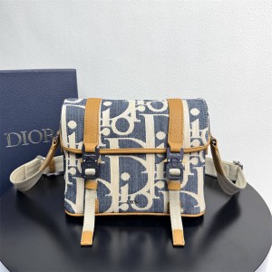 dior法国官网迪奥 1HTPO333 Hit The Road 牛仔布翻盖信使包