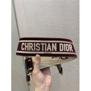 迪奥美国官网代购新款天鹅绒系列“Christian Dior”刺绣肩带S8540